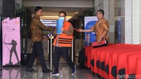 Eks Kepala Dinas PUPR Pemkab Mojokerto, Zainal Abidin keluar gedung KPK usai menjalani pemeriksaan, Jumat (13/3/2020).