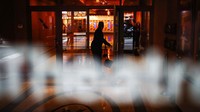 Gubernur New York, Andrew Cuomo, pun melarang diselenggarakannya pertemuan yang mengumpulkan lebih dari 500 orang dalam suatu acara guna mencegah penyebaran virus corona kian meluas. AP Photo/Kathy Willens.