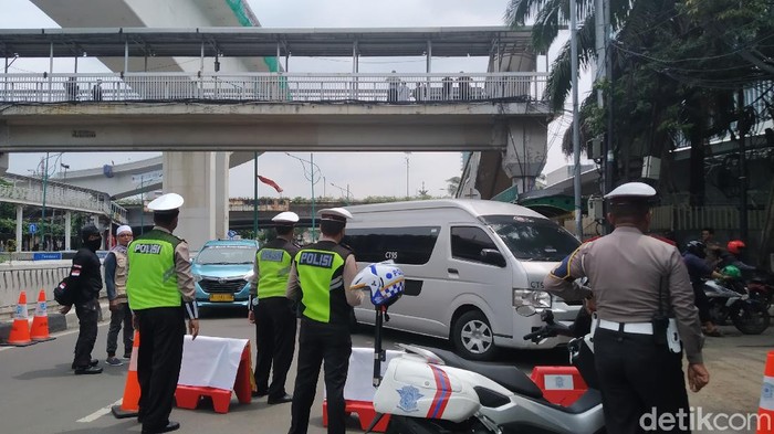 Jelang Aksi di Depan Kedubes India, Lalin Jalan HR Rasuna Said Ditutup