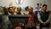 Menpora Zainudin Amali menggelar rapat dadakan dengan para operator liga dari berbagai cabang olahraga, termasuk PT Liga Indonesia Baru (PT LIB). Pertemuan yang dilangsungkan di ruang rapat lantai 10 Kementerian Pemuda dan Olahraga (Kemenpora) bwerlangsung pukul 15.30 WIB.