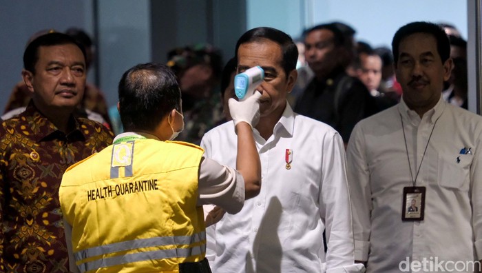 Presiden Jokowi mengecek fasilitas di Terminal 3 Bandara Soekarno-Hatta guna mencegah penyebaran virus corona COVID-19. Jokowi ikut dicek suhu tubuhnya.