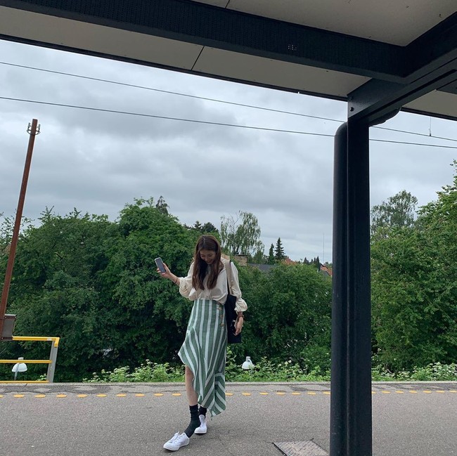 Anda yang suka bergaya feminin dan unik bisa melirik gaya Bae Suzy berikut. Ia memadukan blus dengan rok berpotongan asimetris. Mantan pacar Lee Min Ho tersebut juga memakai kaus kaki hitam dan sneakers yang juga tak biasa. Foto: Instagram @skuukzky