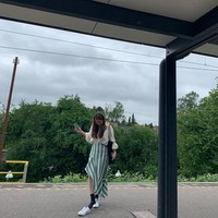 Anda yang suka bergaya feminin dan unik bisa melirik gaya Bae Suzy berikut. Ia memadukan blus dengan rok berpotongan asimetris. Mantan pacar Lee Min Ho tersebut juga memakai kaus kaki hitam dan sneakers yang juga tak biasa. Foto: Instagram @skuukzky