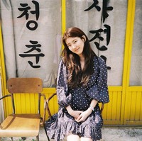 Dress sederhana tapi punya siluet atau potongan menarik bisa membuat kamu mencuri atensi. Gaya Bae Suzy ini ccok dipakai untuk jalan-jalan saat akhir pekan. Foto: Instagram @skuukzky