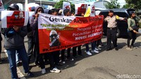 Mereka juga sempat menutup sebagian ruas jalan Bulungan menuju Blok M.
