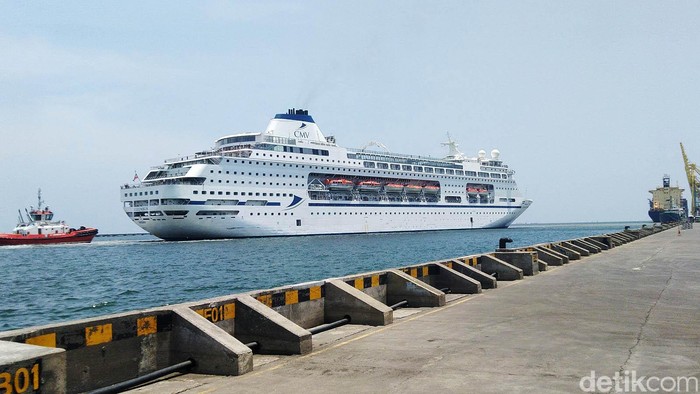 Kapal Pesiar Columbus Berlabuh di Semarang Kapal Pesiar MV Columbus berbendera Bahama berlabuh di Pelabuhan Tanjung Emas Semarang, Jawa Tengah, Jumat (13/3/2020). Sebelumnya kapal pesiar itu ditolak bersandar di Surabaya oleh Wali Kota Tri Rismaharini.