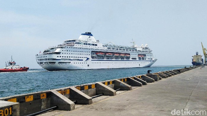 Kapal Pesiar MV Columbus berbendera Bahama berlabuh di Pelabuhan Tanjung Emas Semarang, Jawa Tengah, Jumat (13/3/2020). Sebelumnya kapal pesiar itu ditolak bersandar di Surabaya oleh Wali Kota Tri Rismaharini.