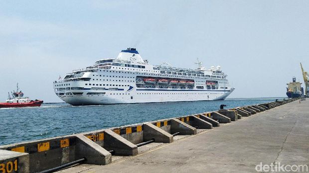 Kapal Pesiar MV Columbus yang merapat di Pelabuhan Tanjung Emas, Semarang, Jumat (13/3/2020). 