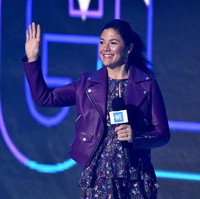 Sudah memasuki usia kepala empat, Sophie terlihat masih awet muda. Pilihan busananya pun bisa dibilang selalu terkini. Salah satunya saat dia mengenakan summer dress yang dipadu jaket biker saat menghadiri WE Day UK 2020 pada 4 Maret 2020, delapan hari sebelum dia positif virus Corona. Foto: Getty Images/Gareth Cattermole