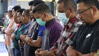 Warga Malaysia Salat Jumat Pakai Masker untuk Halau Corona