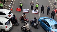 Arus lalu lintas juga dialihkan terkait aksi demo tersebut.