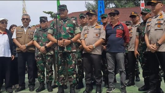 Pangobwilhan I Laksamana Madya Yudo Margono di Pulau Kelapa. (Foto: Yogi/detikcom)