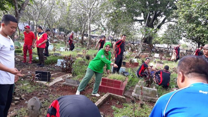 Satpol PP Depok bersih-bersih di kuburan viral karena dangdutan