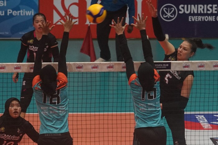 Pebola voli putri Jakarta Pertamina Energi, Odi (kanan) melakukan smes ke arah tim voli putri BNI 46 saat laga Proliga Bola Voli 2020 Seri Ketiga Putaran kedua di GOR UNY, Sleman, Yogyakarta, Jumat (13/3/2020). Tim putri Jakarta Pertamina Energi berhasil mengalahkan tim putri BNI 46 dengan skor 3-2 (27-29, 25-17, 25-16,21-25, 15-9). ANTARA FOTO/Andreas Fitri Atmoko/aww.