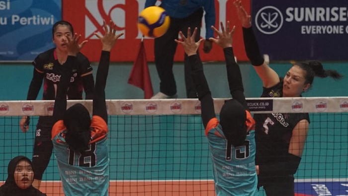 Pebola voli putri Jakarta Pertamina Energi, Odi (kanan) melakukan smes ke arah tim voli putri BNI 46 saat laga Proliga Bola Voli 2020 Seri Ketiga Putaran kedua di GOR UNY, Sleman, Yogyakarta, Jumat (13/3/2020). Tim putri Jakarta Pertamina Energi berhasil mengalahkan tim putri BNI 46 dengan skor 3-2 (27-29, 25-17, 25-16,21-25, 15-9). ANTARA FOTO/Andreas Fitri Atmoko/aww.