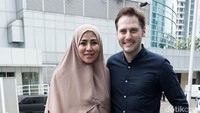 Ditemani sang suami, Cinta Penelope menceritakan pernikahannya yang digelar di Istanbul, Turki pada 6 Maret lalu. Pool/Palevi S/detikFoto.
