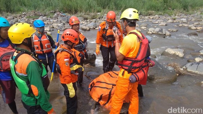 Proses evakuasi korban hanyut di Sungai Serayu