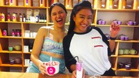 Bersama Marshanda, Reyca foto bareng di restoran miliknya. Mereka terlihat seru-seruan sambil mencicipi ragam menu sehat. Foto: Instagram kareycamoeloek