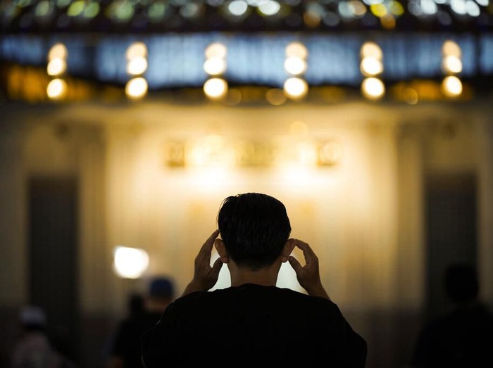 Salat Jumat masih diselenggarakan di berbagai masjid di Malaysia. Meski begitu ada penyesuaian yang dilakukan diantaranya persingkat khotbah dan memakai masker.