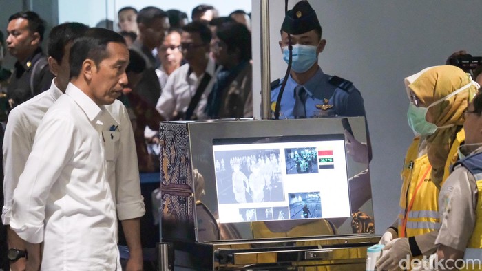 Presiden Jokowi mengecek fasilitas di Terminal 3 Bandara Soekarno-Hatta guna mencegah penyebaran virus corona COVID-19. Jokowi ikut dicek suhu tubuhnya.