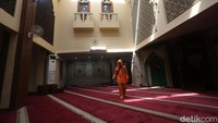 Petugas menyemprotkan cairan desinfektan di Masjid An-Nahdlah di Gedung Pengurus Besar Nahdlatul Ulama (PBNU), Jakarta, Jumat (13/3/2020).