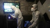 Tempat karaoke yang juga kerap dikunjungi oleh masyarakat tak luput dari semprotan disinfektan para petugas guna mengantisipasi meluasnya penyebaran virus Corona di Korea Selatan. Foto: AP Photo/Ahn Young-joon.