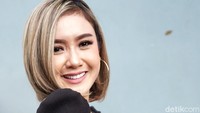 Selain itu Cita Citata juga masih mengurusi hal-hal lainnya seperti souvenir. Pool/Palevi S/detikFoto.