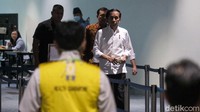 Jokowi didampingi Mensesneg Pratikno, Mendagri Tito Karnavian, Menteri BUMN Erick Thohir, Menko Kemaritiman dan Investasi Luhut Pandjaitan, Kepala BIN Budi Gunawan, Kapolri Jenderal Idham Azis dan Panglima TNI Marsekal Hadi Tjahjanto.