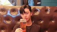 Jika sedang tidak sibuk di lokasi syuting, Seo Joon suka bersantai di salah satu bar atau restoran untuk menikmati segelas bir dingin yang menyegarkan. Foto: Instagram @bn_sj2013