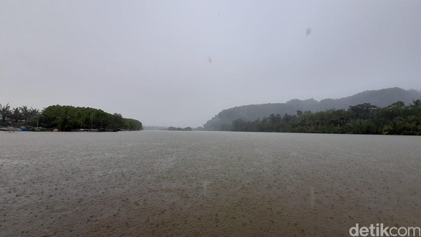 Potensi alam dan wisata Pulau Momongan sangat menjanjikan sehingga pulau yang tepat berada ditengah tengah Sungai Bodo Ijo itu sempat menjadi klaim Kabupaten kebumen dan Cilacap (Foto: Arbi Anugrah/detikcom) Potensi alam dan wisata Pulau Momongan sangat menjanjikan sehingga pulau yang tepat berada ditengah tengah Sungai Bodo Ijo itu sempat menjadi klaim Kabupaten kebumen dan Cilacap (Foto: Arbi Anugrah/detikcom)