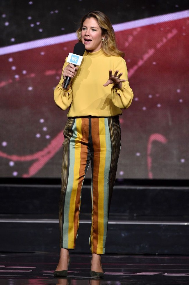 Gaya semi-formal Sophie Trudeau yang chic saat jadi pembicara di WE Day UN 2018 silam. Ia mengenakan blouse bervolume dipadu celana motif garis warna senada. Foto: Getty Images for WE Day/Bryan Bedder