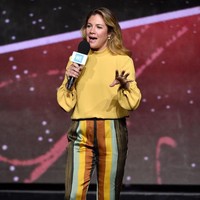 Gaya semi-formal Sophie Trudeau yang chic saat jadi pembicara di WE Day UN 2018 silam. Ia mengenakan blouse bervolume dipadu celana motif garis warna senada. Foto: Getty Images for WE Day/Bryan Bedder