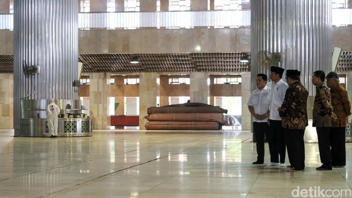 Jokowi Pantau Sterilisasi Masjid Istiqlal untuk Tangkal Corona Presiden Jokowi melihat proses penyemprotan disinfektan di Masjid Istiqlal, Jakarta Pusat, dalam rangka pencegahan virus corona, Jumat (13/3/2020).