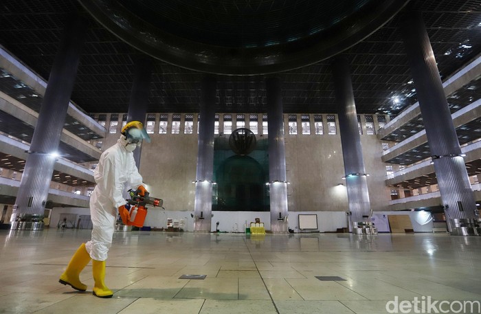 Masjid Istiqlal tak ketinggalan menyiapkan diri dalam rangka mencegah penyebaran virus corona. Ruangan di masjid itu pun disterilisasi oleh petugas.