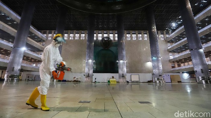 Masjid Istiqlal tak ketinggalan menyiapkan diri dalam rangka mencegah penyebaran virus corona. Ruangan di masjid itu pun disterilisasi oleh petugas.