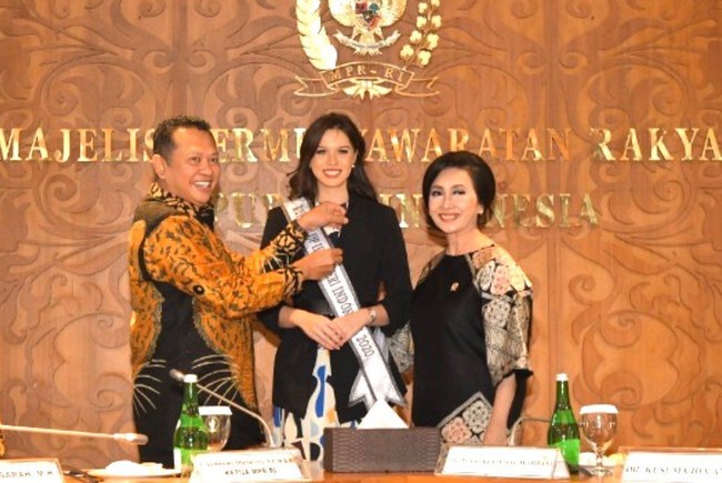 Inilah momen Bamsoet mengangkat Kalista Iskandar sebagai salah satu Duta MPR RI. Proses tersebut turut disaksikan oleh Putri Kuswisnu Wardani selaku Penasehat Utama Yayasan Puteri Indonesia (YPI) yang juga anggota Dewan Pertimbangan Presiden (Wantimpres). (Foto: Instagram/@bambang.soesatyo dan @officialputeriindonesia)
