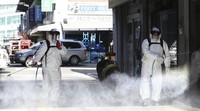 Disinfeksi dengan menyemprotkan cairan disinfektan terus disisir petugas.