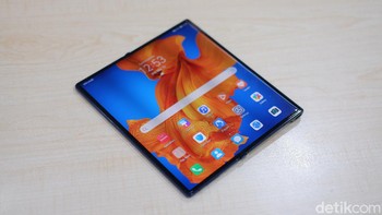 Ketika dibentangkan ukuran lyarnya 8 inch dengan resolusi 2.480 x 2.200 pixel. Foto: Adi Fida Rahman/detikINET