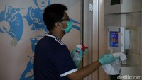 Pembersihan di fasilitas Bandara Ngurah Rai akan dilakukan satu kali dalam sehari. Petugas membersihkan area toilet (Foto: Angga Riza/detikcom)