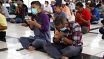 Warga Malaysia Salat Jumat Pakai Masker untuk Halau Corona