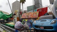 Penampakan tempat tinggal para tunawisma yang berada di kawasan Los Angeles, Amerika Serikat. AP Photo/Damian Dovarganes. Sejumlah komunitas pun mulai melakukan sejumlah upaya untuk mencegah penyebaran virus corona di kalangan para tunawisma tersebut. AP Photo/Damian Dovarganes.
