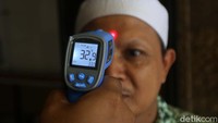 Mereka juga mengukur suhu warga yang berkunjung ke PBNU.