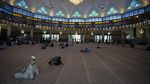 Warga Malaysia Salat Jumat Pakai Masker untuk Halau Corona