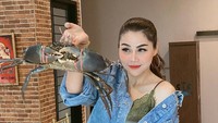 Selain dikenal sebagai dj, DJ Butterfly juga dikenal jago mukbang. Aneka makanan pernah jadi santapannya. Ia juga sering membuat video aksi makannya. Foto: instagram @djkattybutterfly