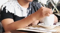  Ngopi sendirian jadi kebiasan Wirang karena ia saat ini masih berstatus sebagai jomblo. Nah soal firasatnya, ia sudah beberapa kali meramalkan kejadian yang akan terjadi di masa depan. Foto: instagram @wirangbirawa