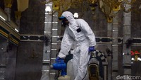 Pembersihan dilakukan dengan menyemprot cairan disinfektan guna mencegah virus Corona masuk ke area masjid.