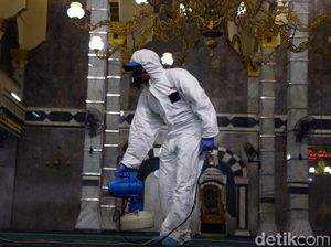 Tangkal Corona, Masjid Jami Baiturrahman Disemprot Disinfektan
