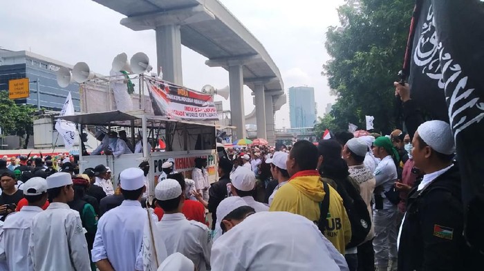 Massa demo di depan Kedubes India