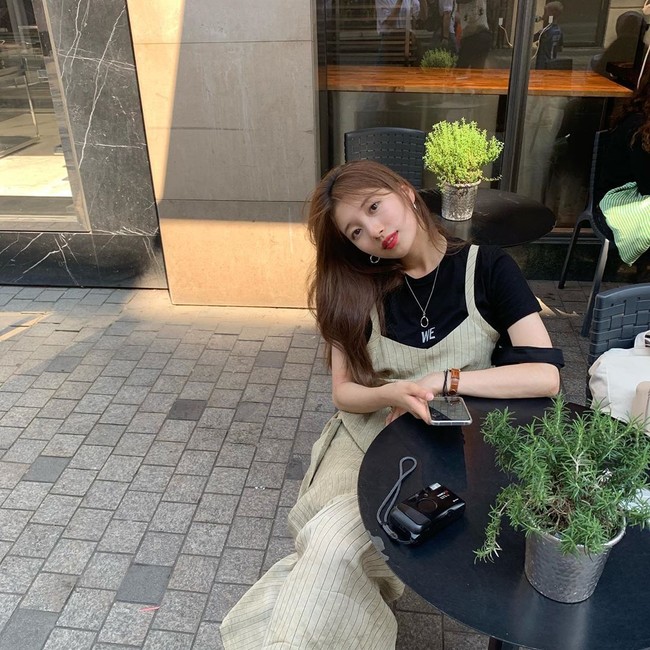 Anda yang sering enggan pakai dress tanpa lengan bisa menambahkan kaus di dalamnya seperti Suzy. Foto: Instagram @skuukzky