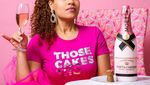 Ini Yolanda Gampp yang Berpose dengan Illusion Cake Buatannya